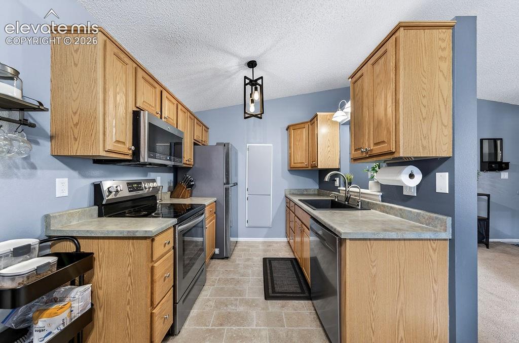 Image 19 of 50: Kitchen