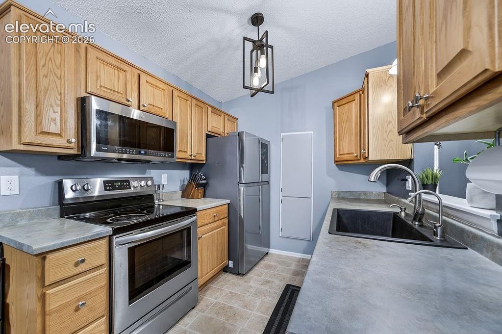Image 20 of 50: Kitchen, stainless steel appliances