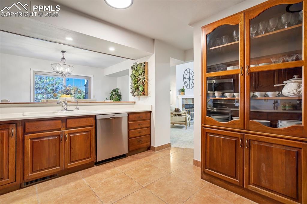 Image 14 of 50: Kitchen