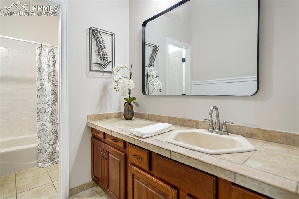 Image 22 of 50: Bathroom