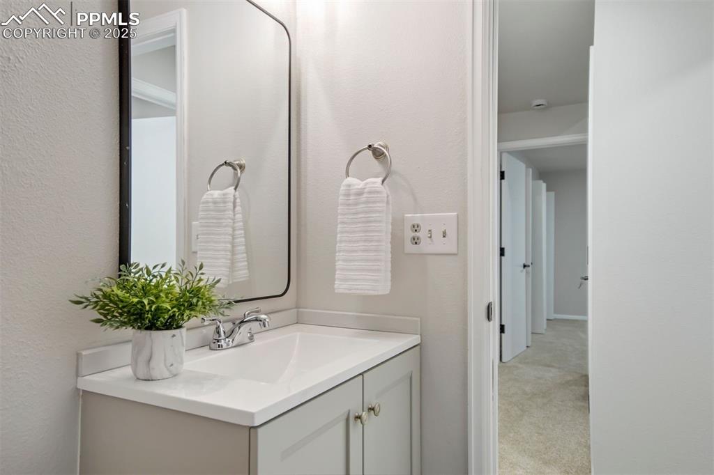 Image 32 of 50: Bathroom