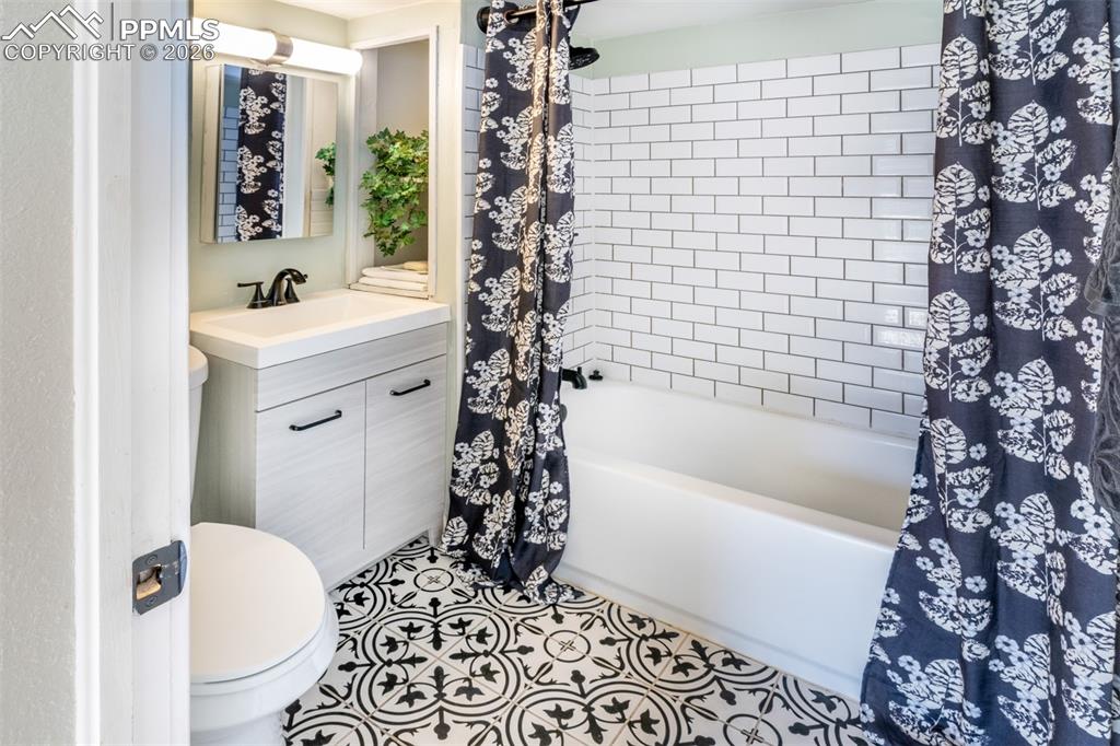 Image 11 of 27: Bathroom