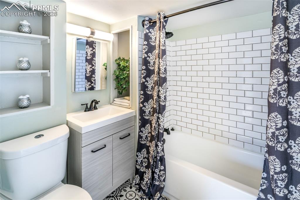 Image 12 of 27: Bathroom