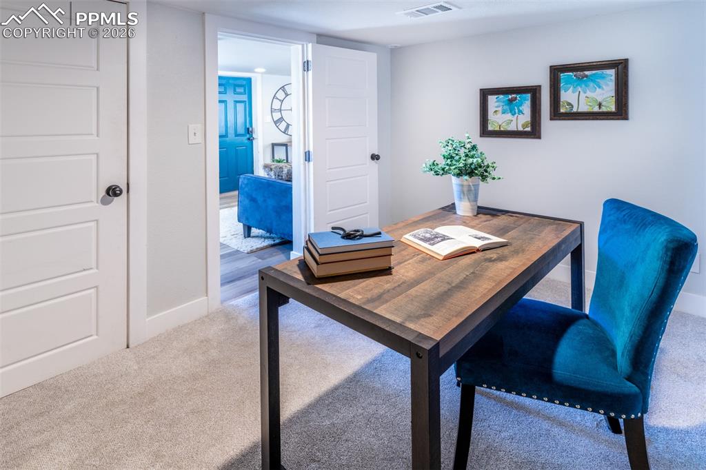 Image 17 of 27: Office