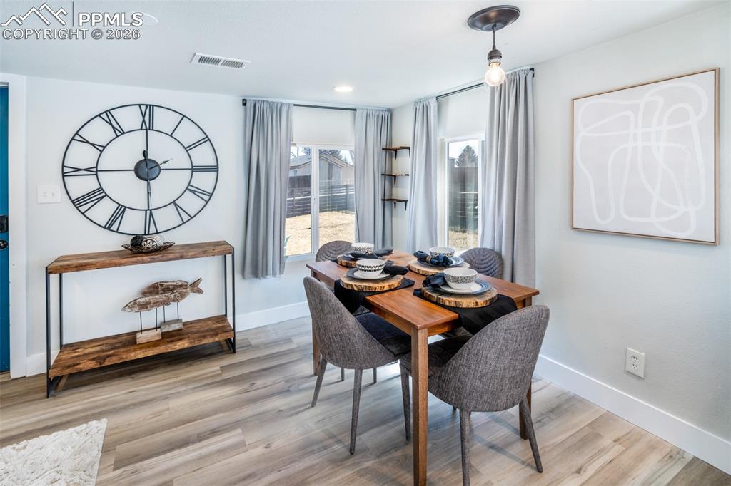 Image 4 of 27: Dining Area