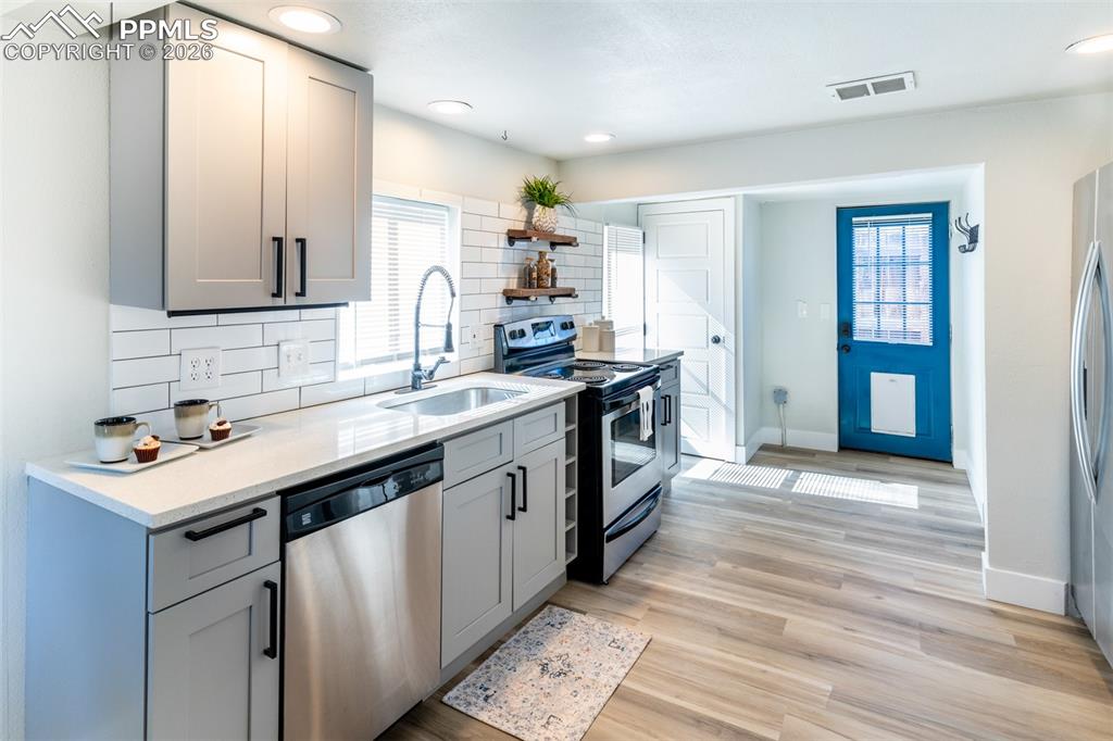 Image 7 of 27: Kitchen