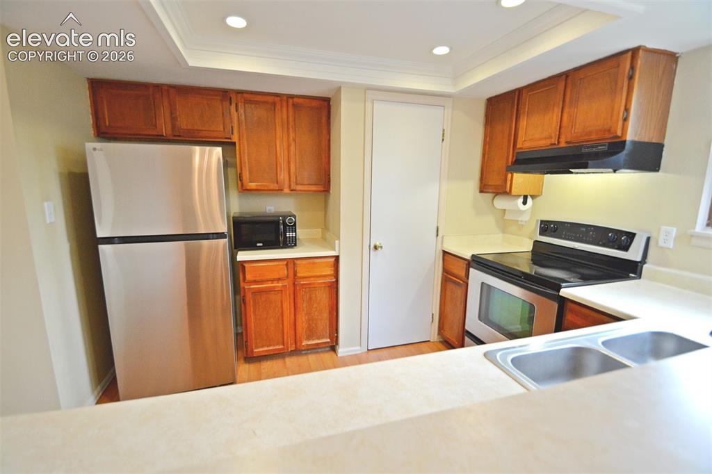 Image 11 of 36: Kitchen