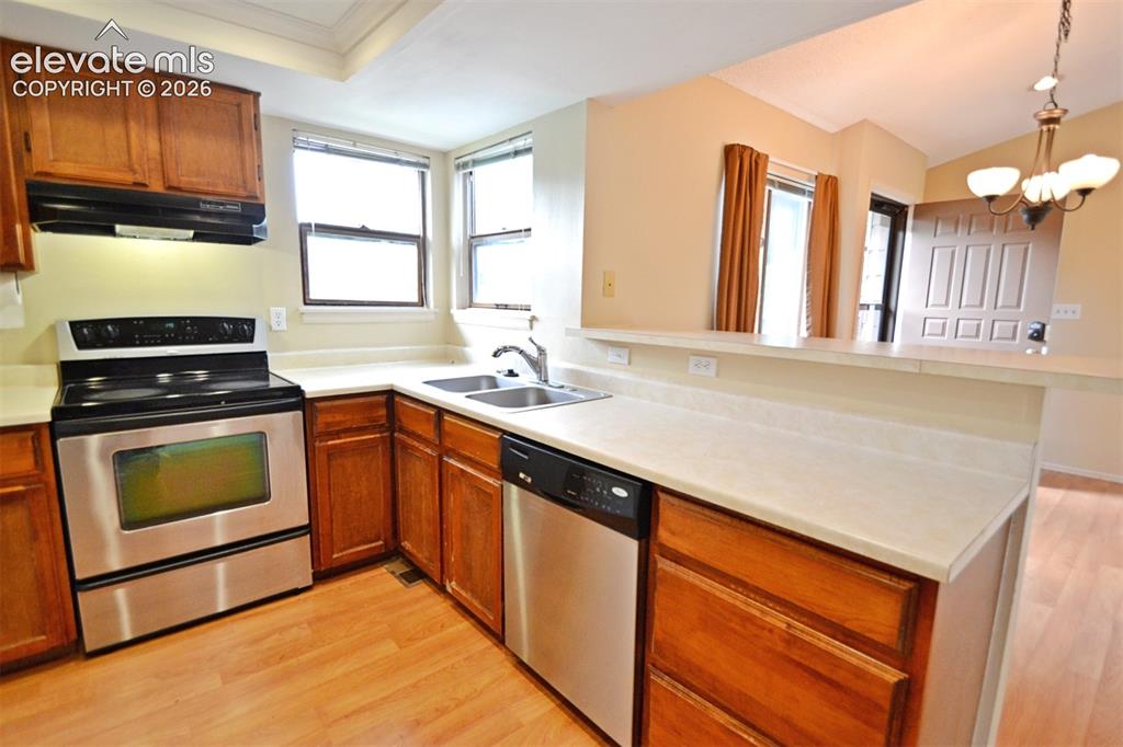 Image 13 of 36: Kitchen
