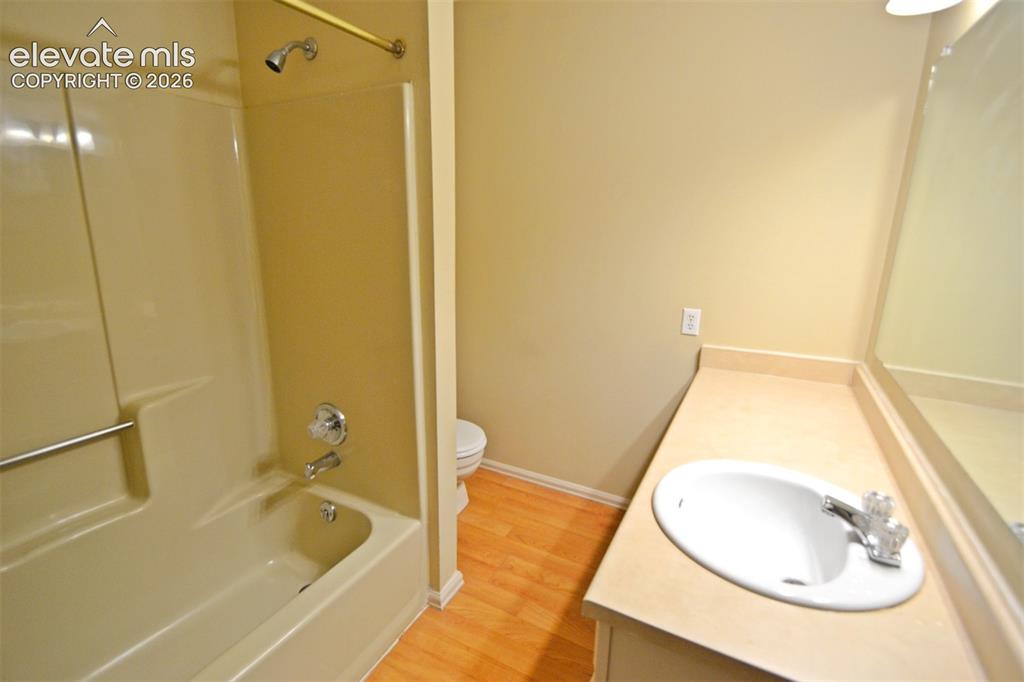 Image 14 of 36: Bathroom