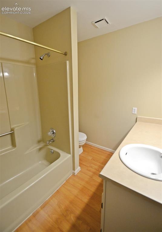 Image 15 of 36: Bathroom