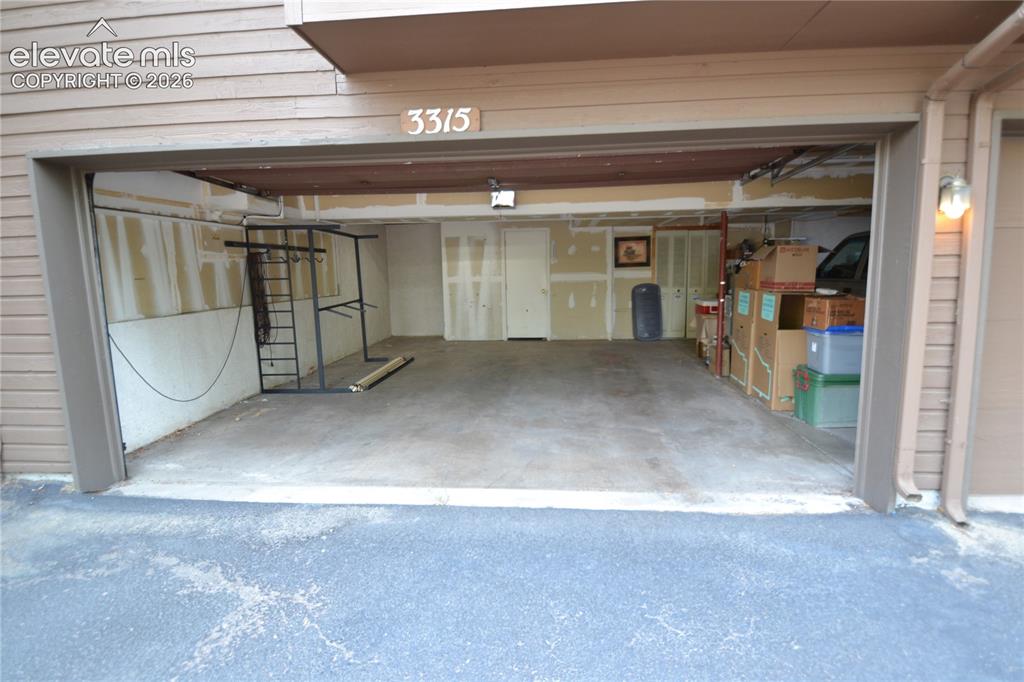 Image 37 of 43: Garage