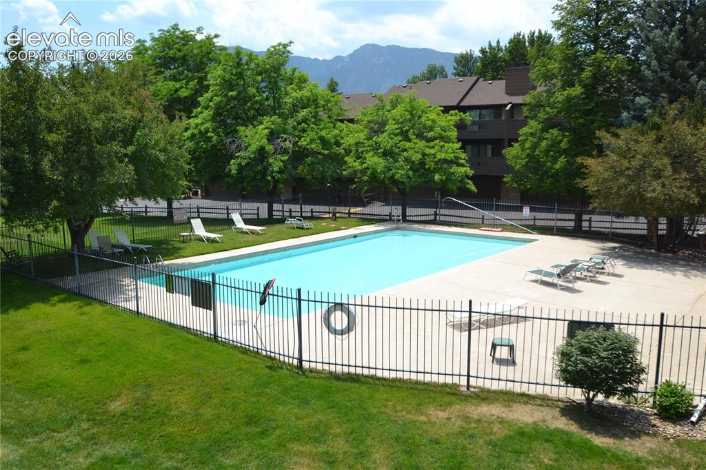 Image 41 of 43: Pool