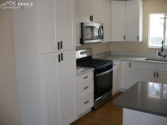 Image 9 of 39: Kitchen