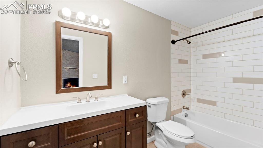 Image 11 of 37: Full bathroom off of the dining/office area