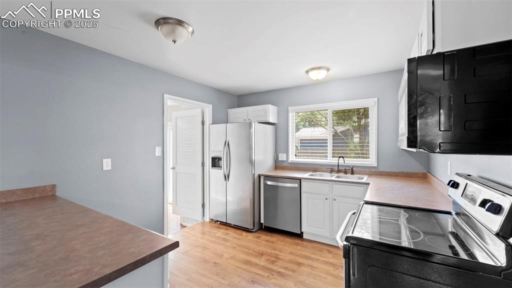 Image 13 of 37: Kitchen