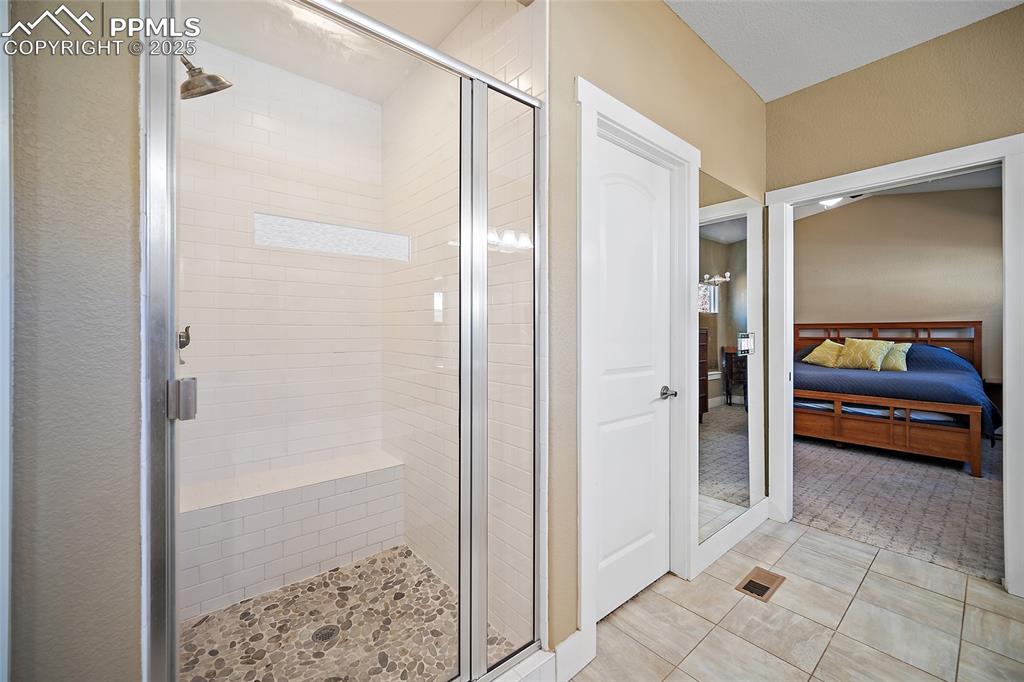 Image 21 of 47: Bathroom