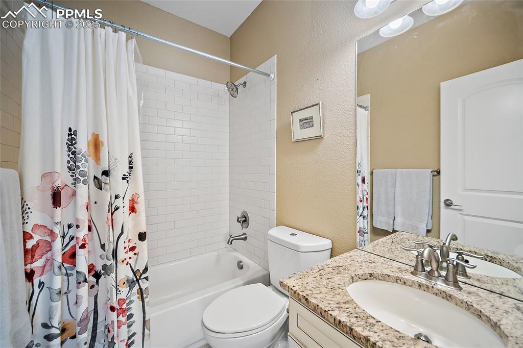 Image 23 of 47: Bathroom