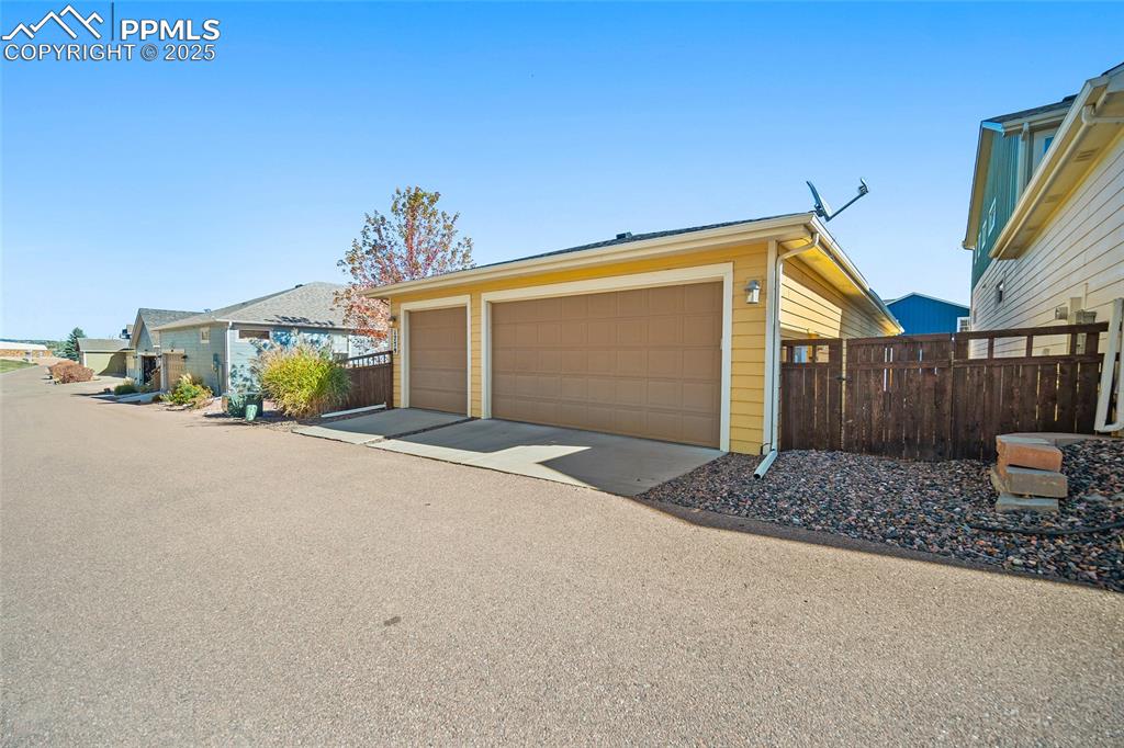 Image 41 of 47: Garage