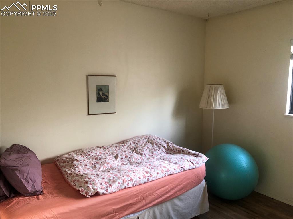 Image 12 of 15: Bedroom