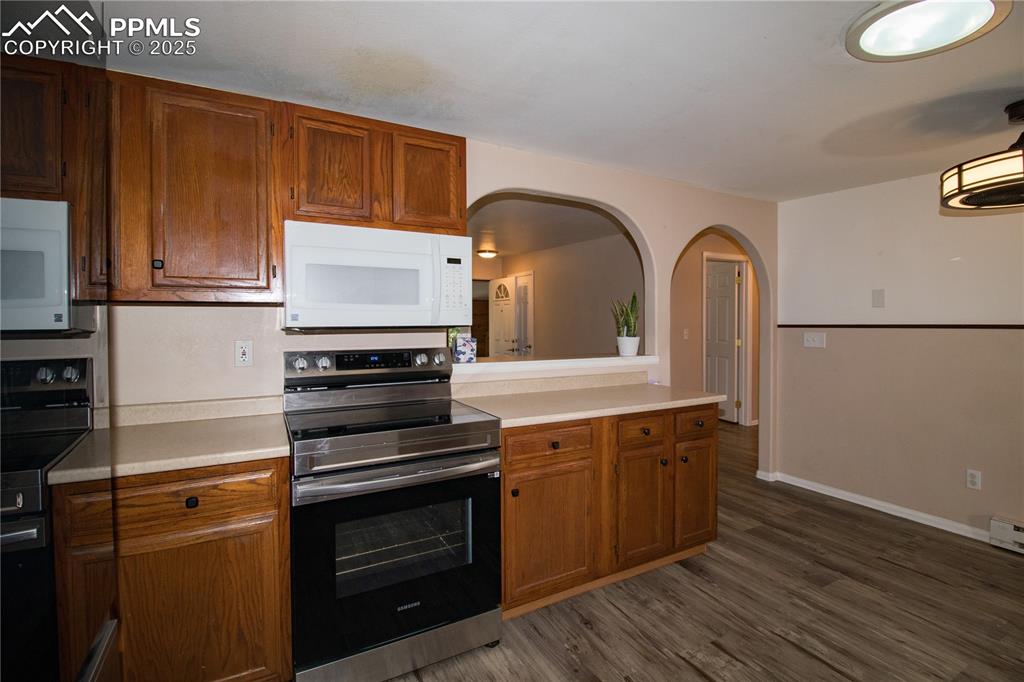 Image 11 of 31: Kitchen
