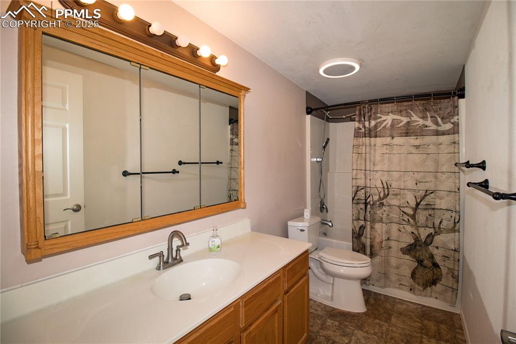 Image 16 of 31: Bathroom