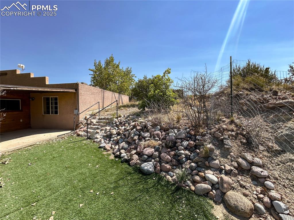 Image 32 of 33: Yard