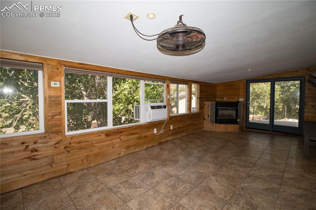 Image 6 of 31: Living Room