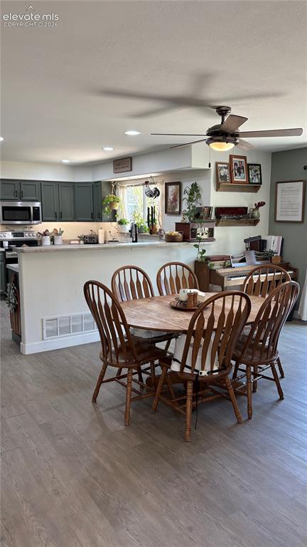 Image 12 of 50: Kitchen