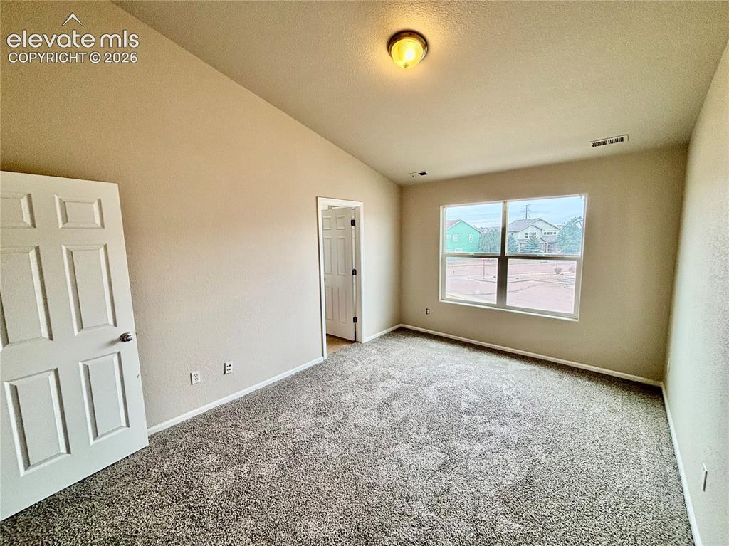 Image 3 of 4: Bedroom