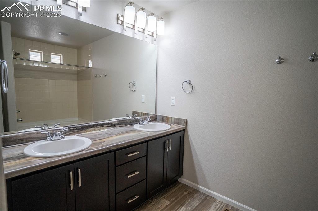 Image 23 of 37: Bathroom