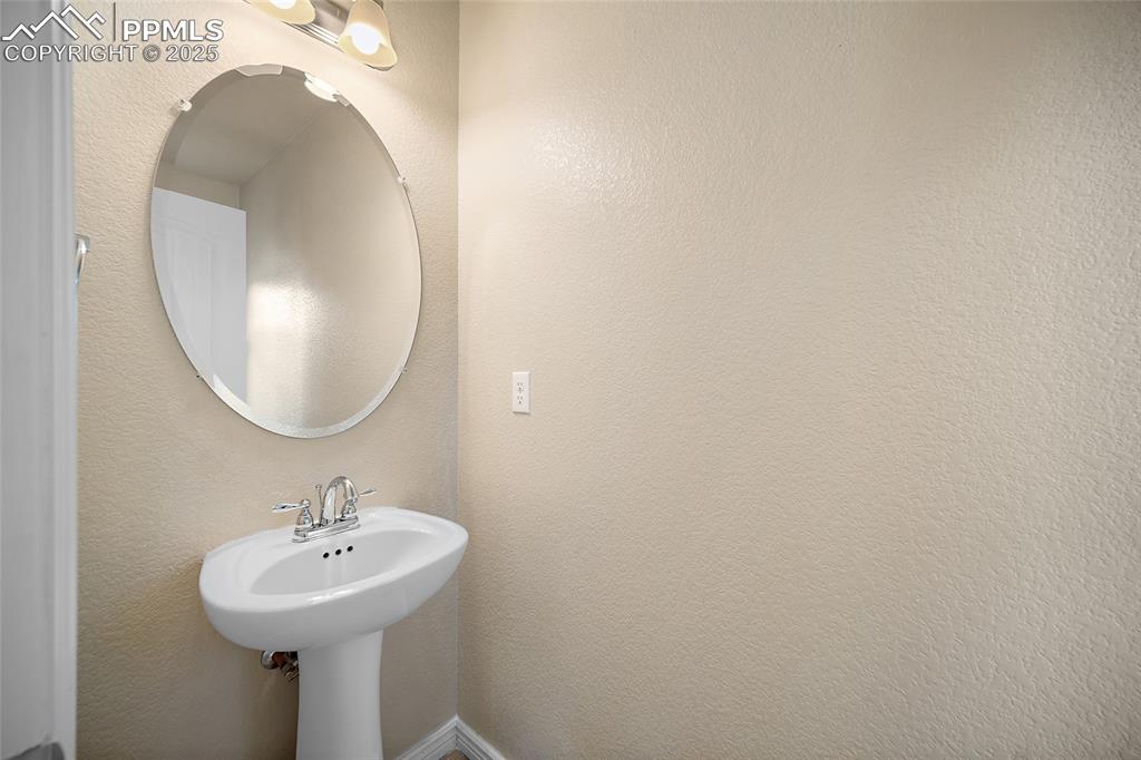 Image 16 of 43: Bathroom