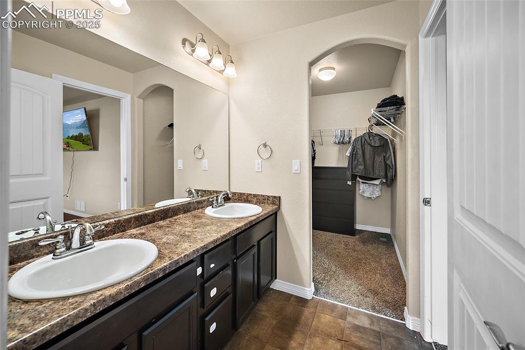 Image 29 of 43: Bedroom