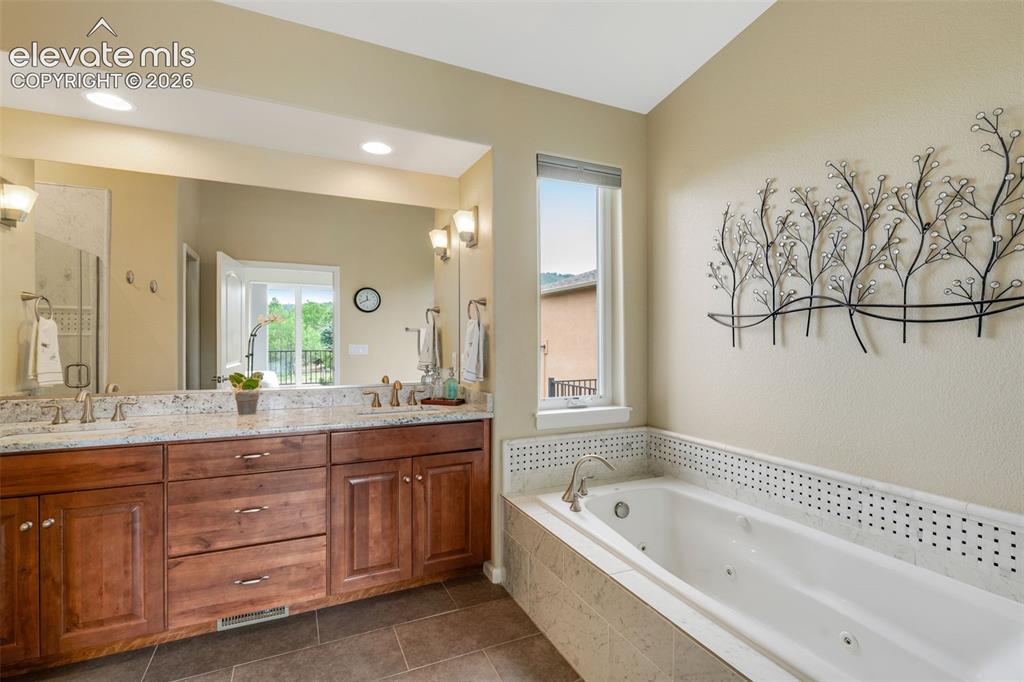 Image 20 of 49: Bathroom