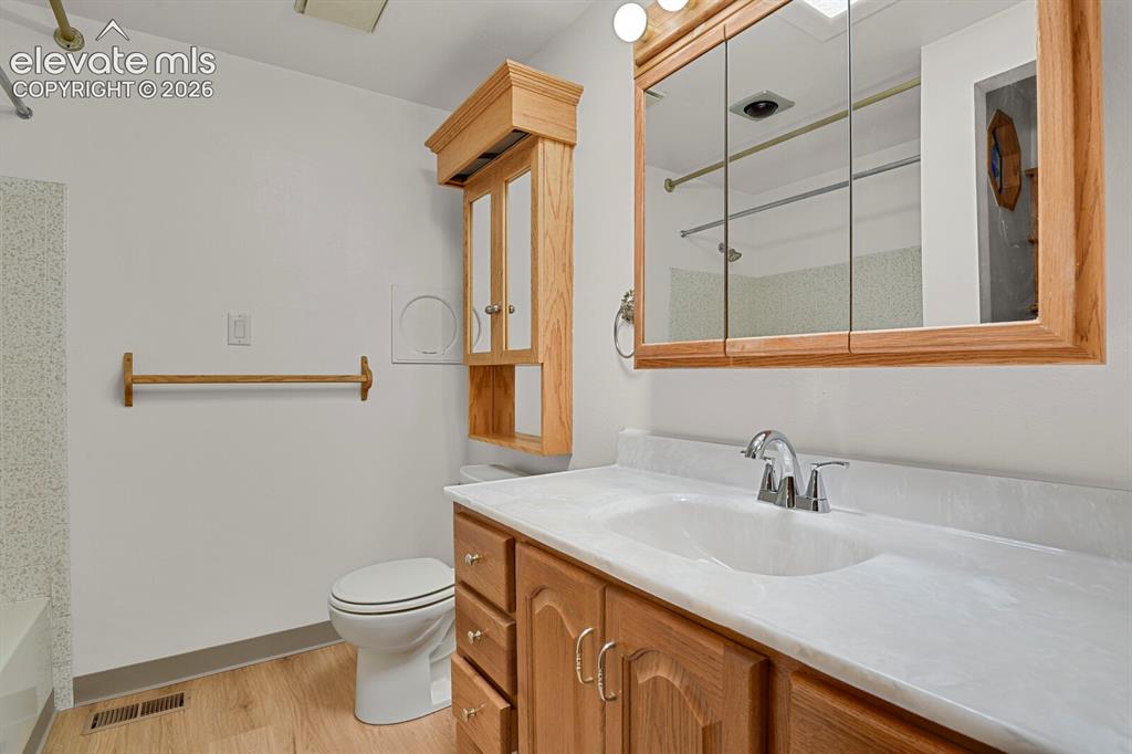 Image 11 of 19: Upper Level Full bath 