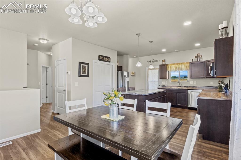 Image 11 of 46: Dining Area