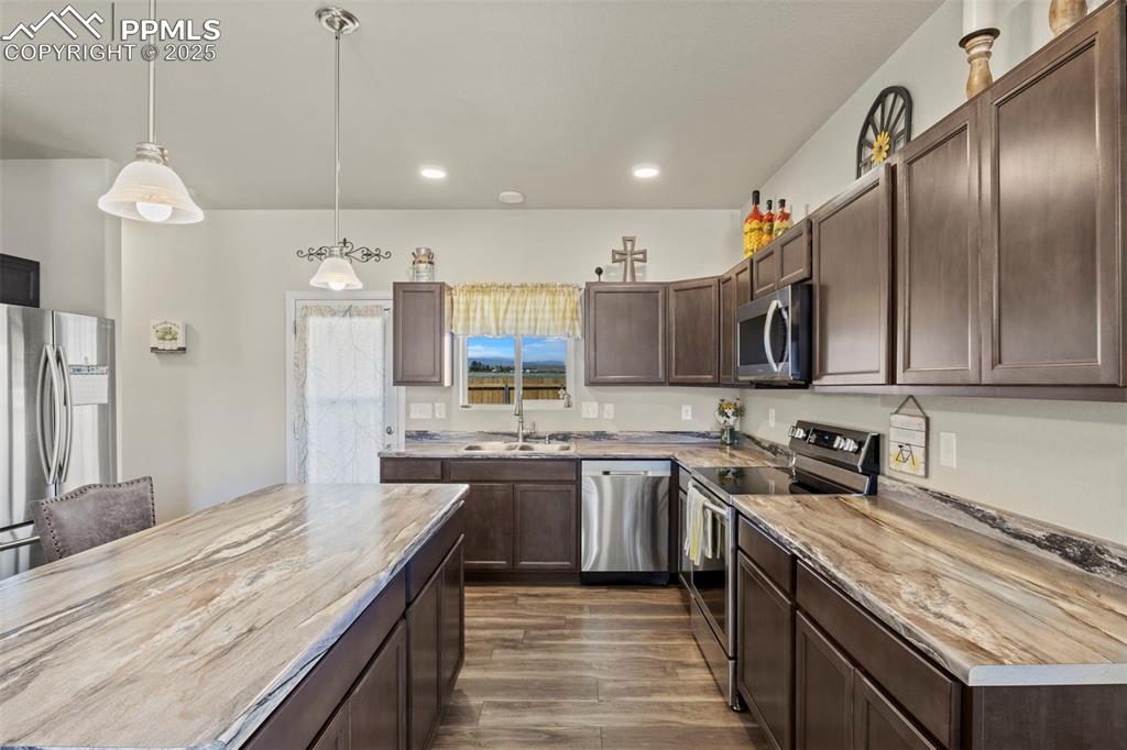 Image 15 of 46: Kitchen
