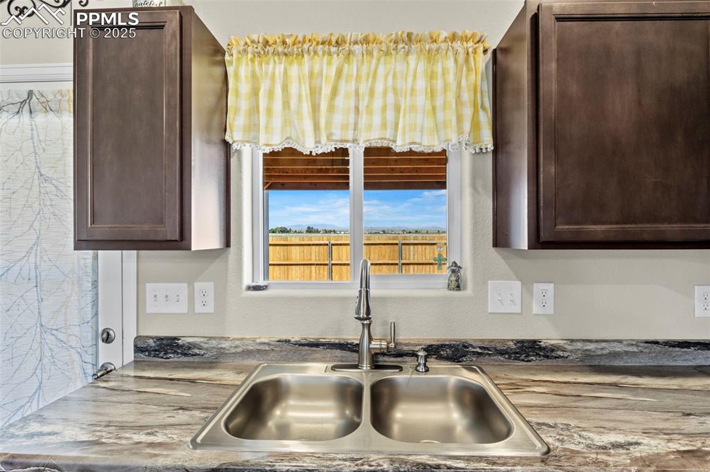 Image 16 of 46: Kitchen