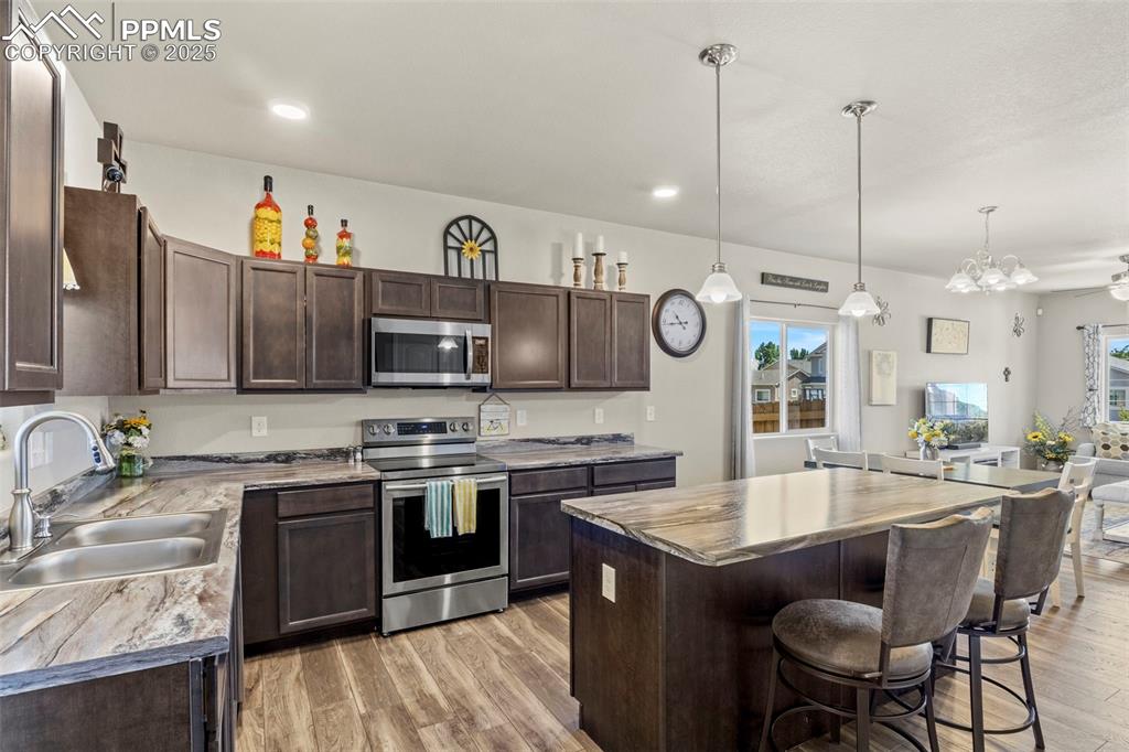 Image 17 of 46: Kitchen