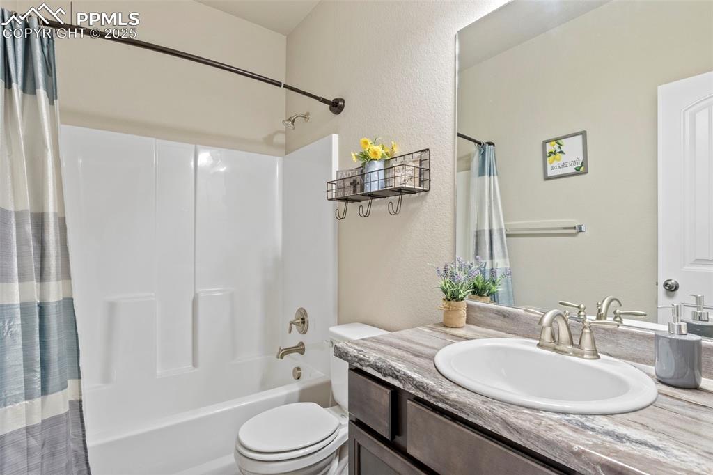 Image 26 of 46: Bathroom
