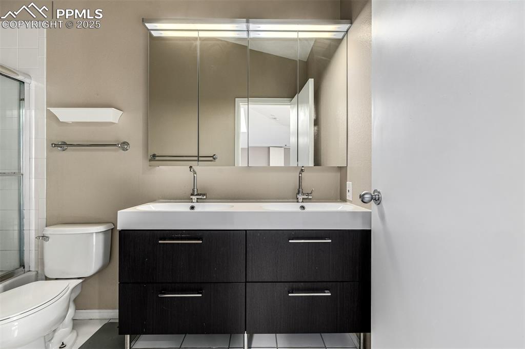 Image 16 of 42: Bathroom