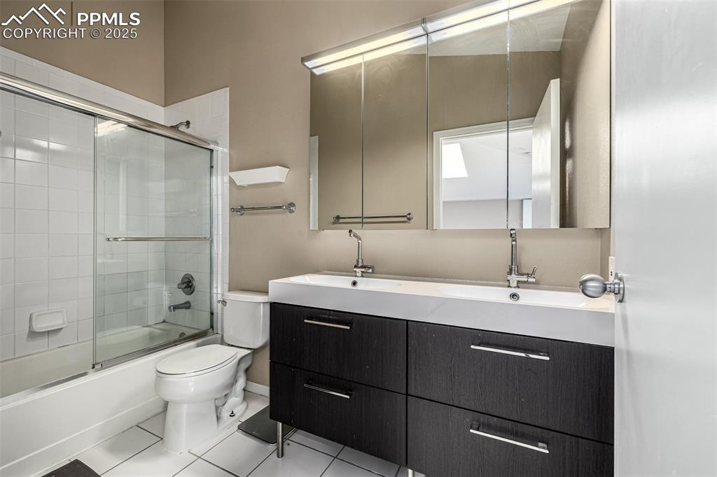 Image 17 of 42: Bathroom