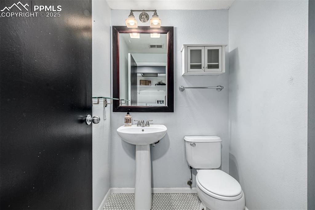 Image 20 of 42: Bathroom