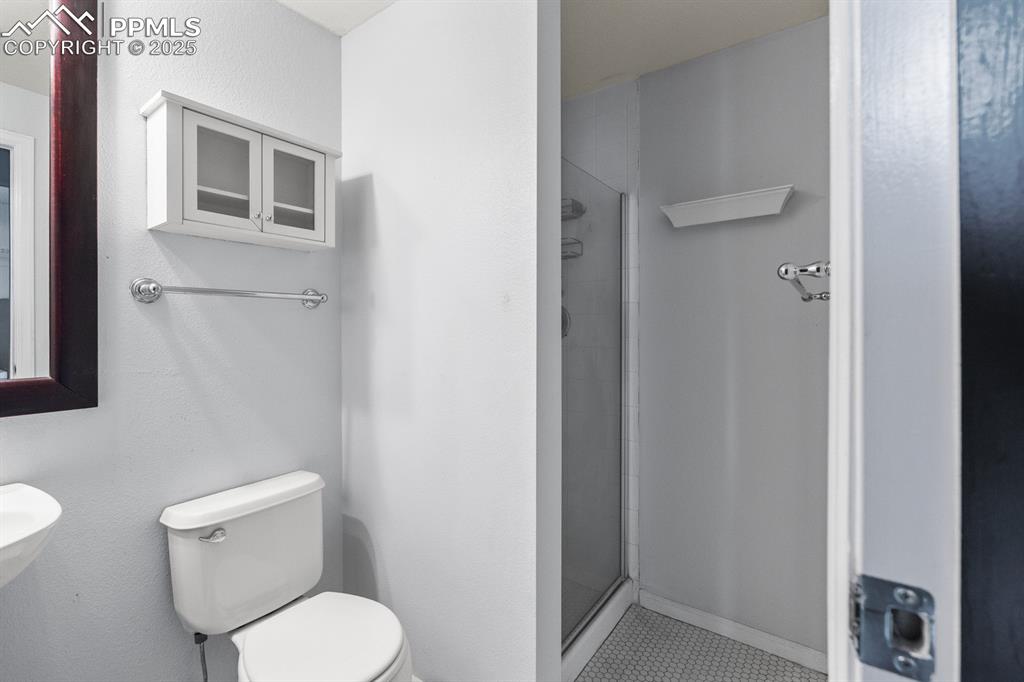 Image 25 of 42: Bathroom