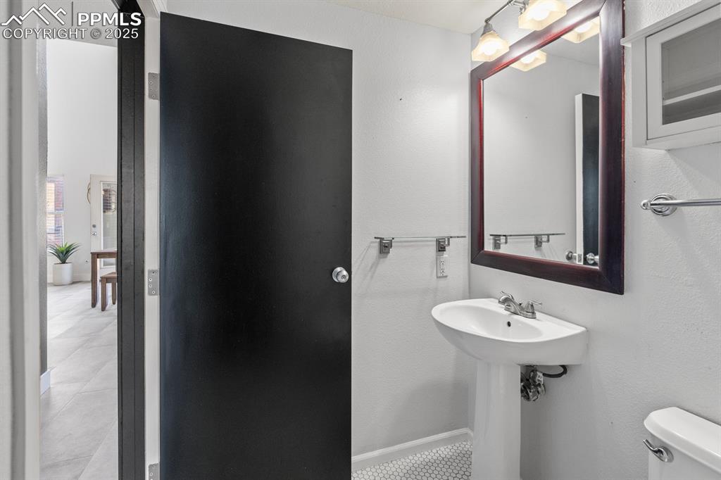 Image 26 of 42: Bathroom