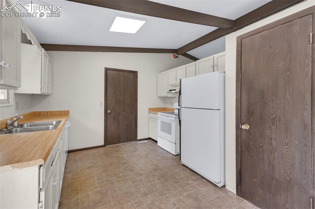 Image 9 of 49: Kitchen, appliances included, pantry