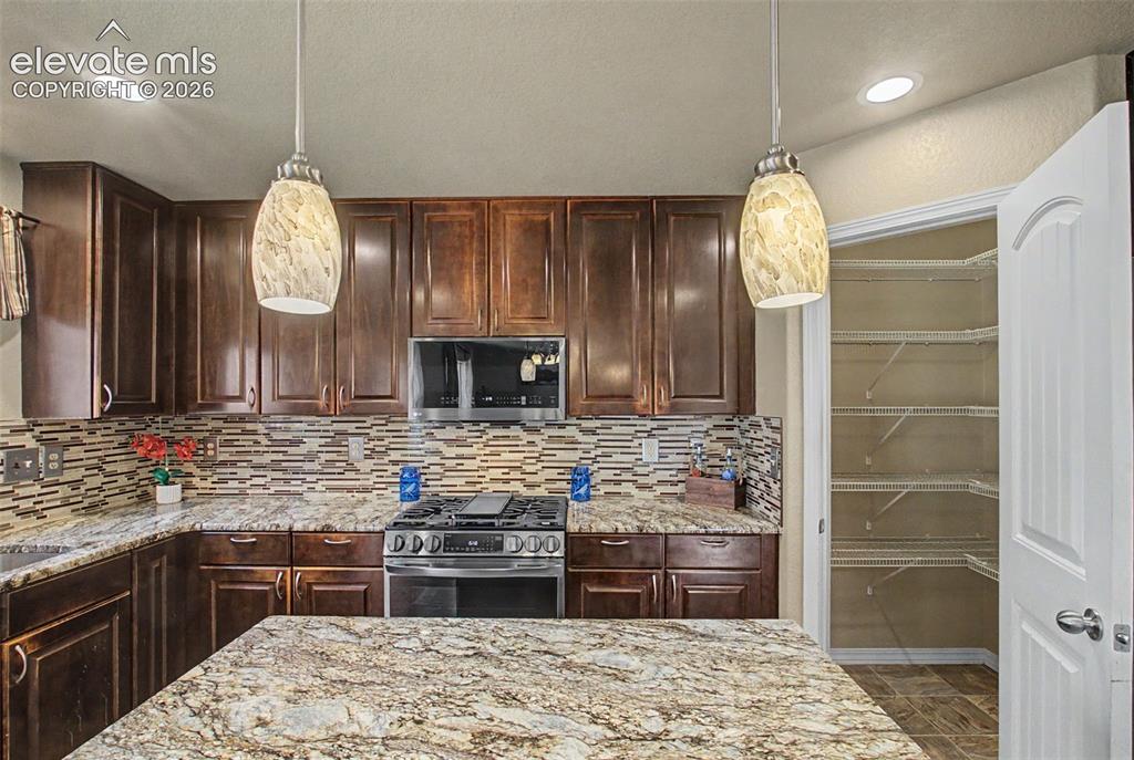 Image 12 of 42: Newer Granite Countertops & Backsplash
