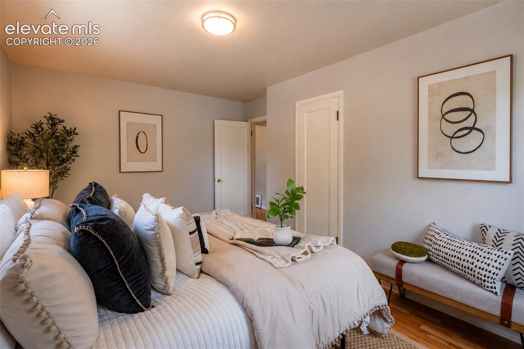 Image 10 of 50: Primary bedroom (1) - main floor