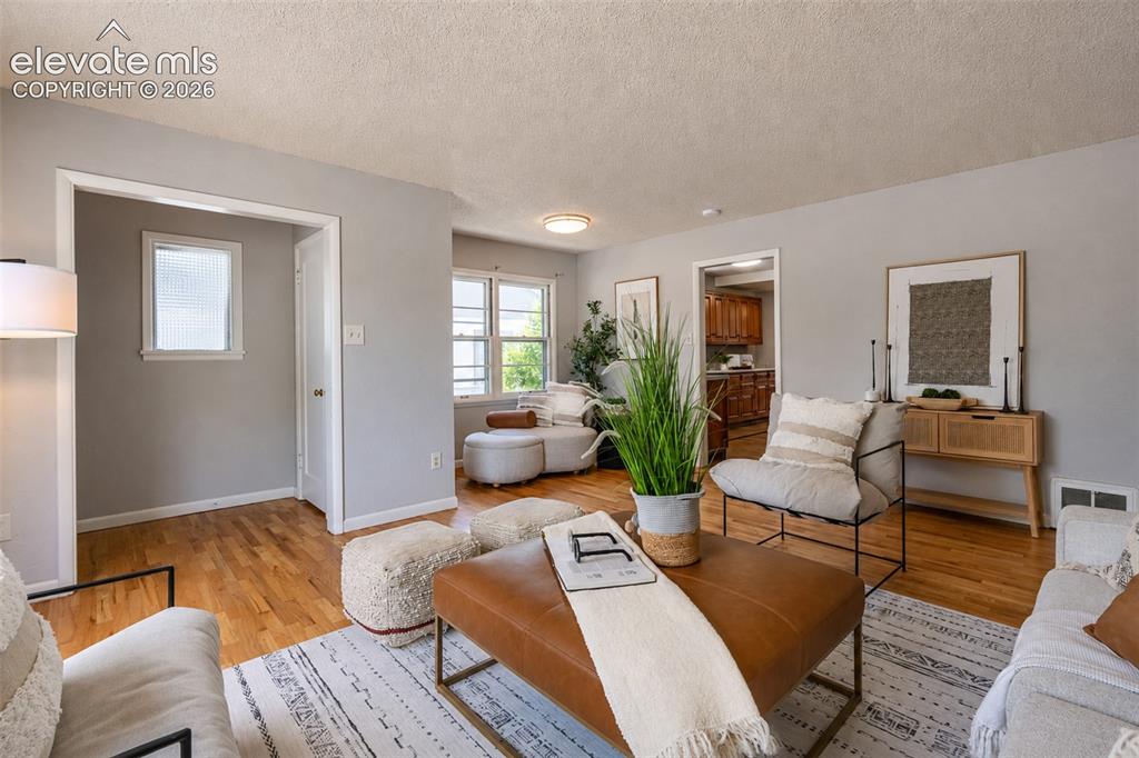 Image 5 of 50: Living room - main floor