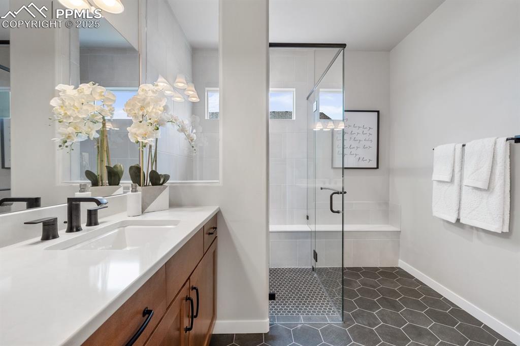 Image 16 of 48: Bathroom