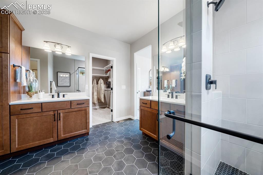 Image 17 of 48: Bathroom